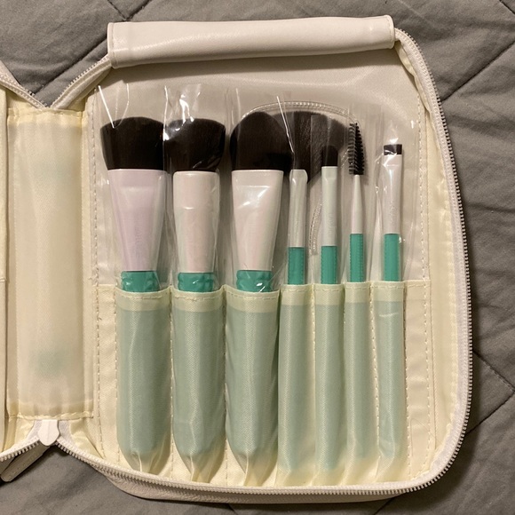 NEVER USED. Plastic covering son brushes. Brush set, and masks included. - Picture 1 of 3